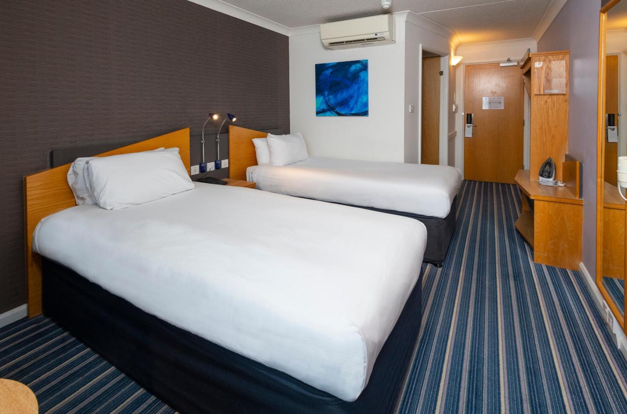 Holiday Inn Express Northampton - South By Ihg Exterior foto
