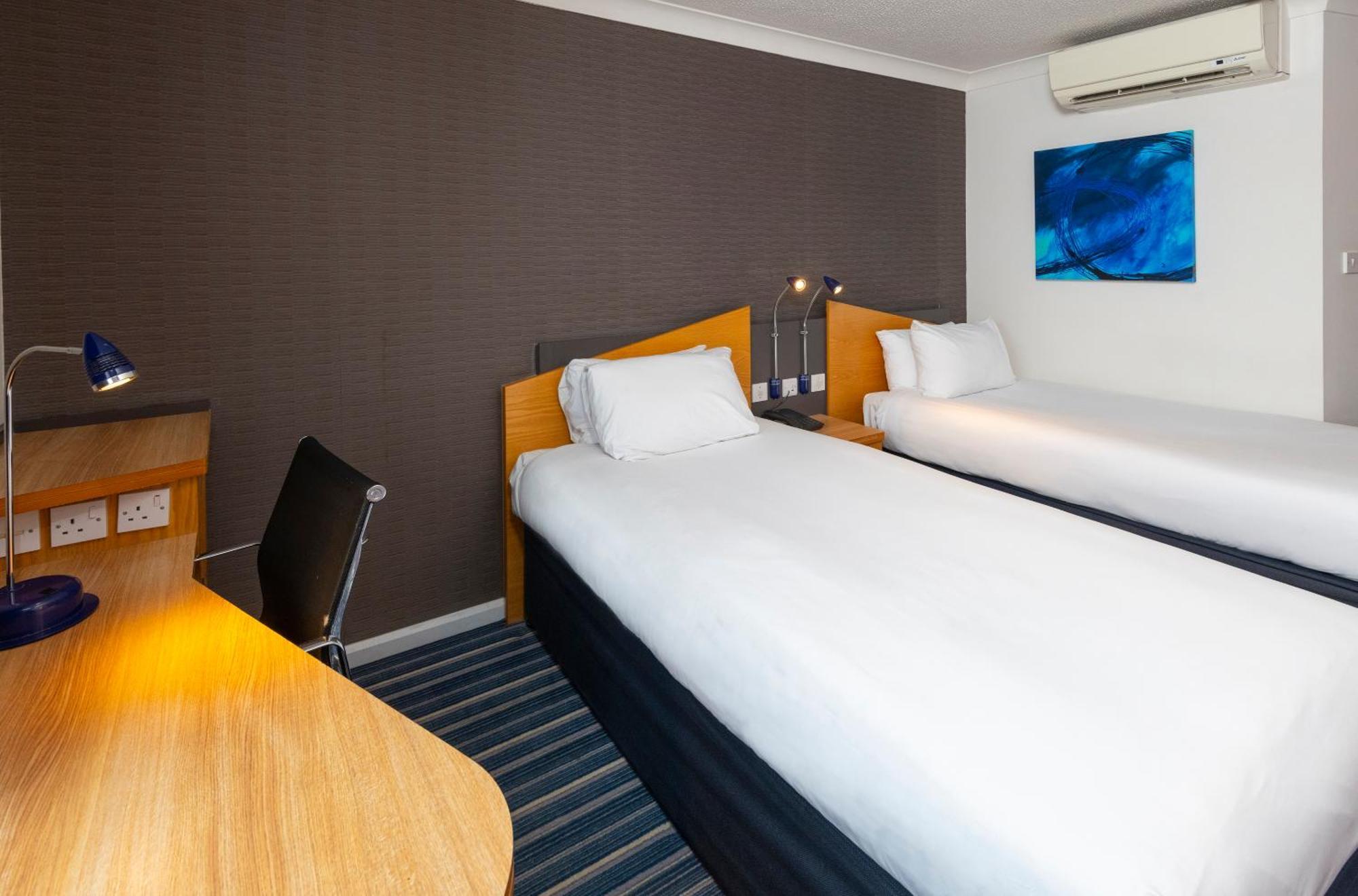 Holiday Inn Express Northampton - South By Ihg Exterior foto