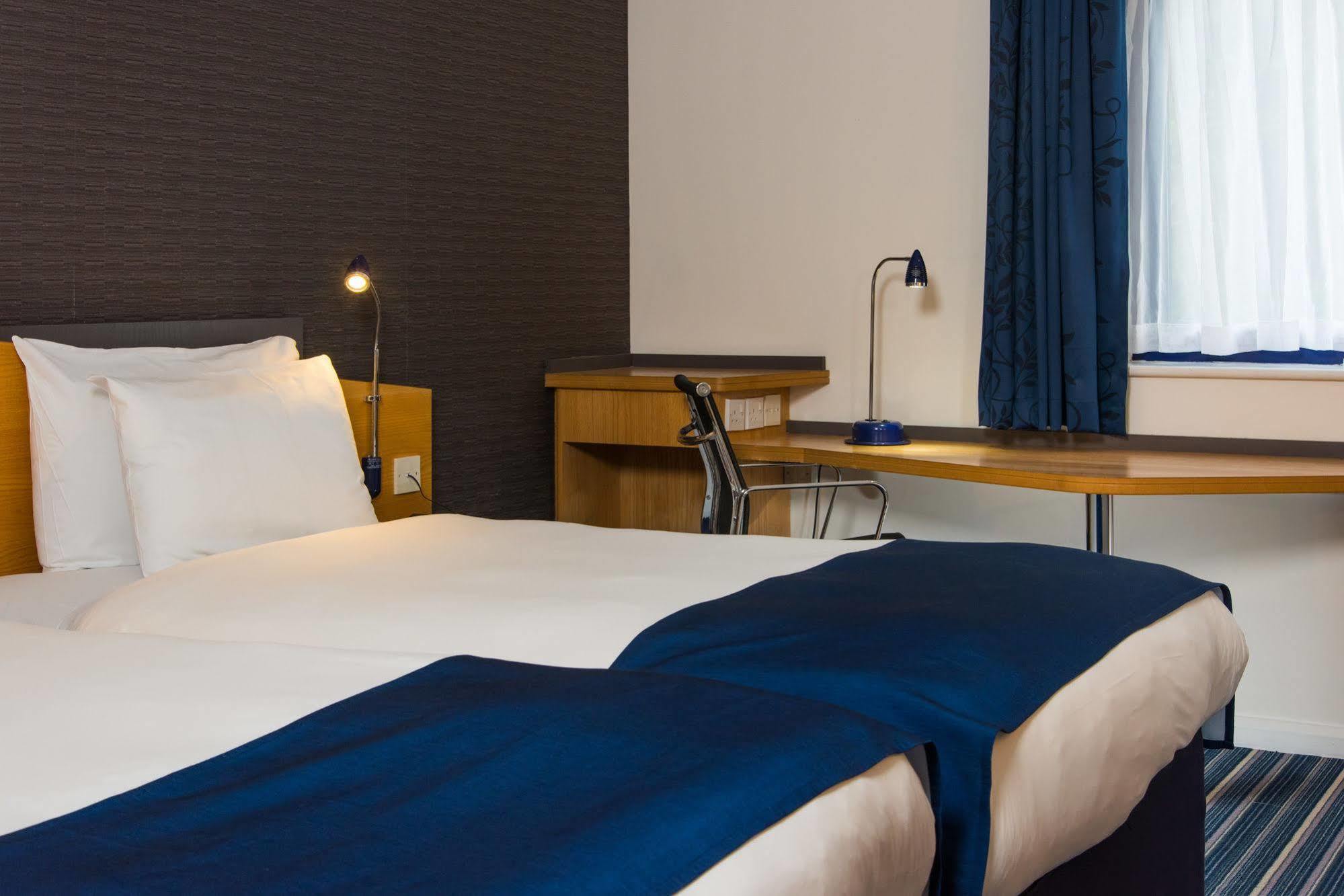 Holiday Inn Express Northampton - South By Ihg Exterior foto